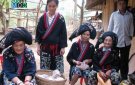 Bà con xã Pù Nhi - Mường Lát nhận gạo hỗ trợ trồng rừng